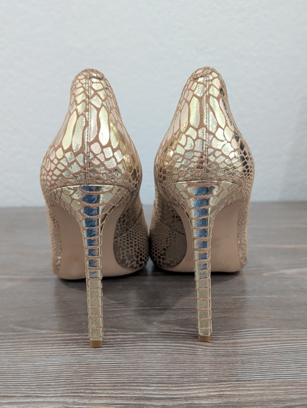Near New Nine West TATIANA Gold Metallic Leather Croc Embossed Stiletto Heels 11 - Picture 8 of 15